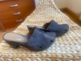 Zuecos de cuero marrón