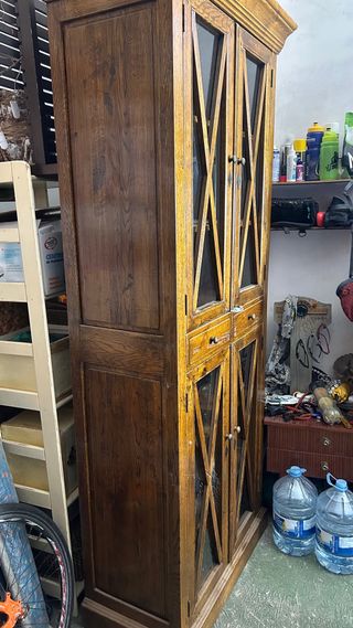 Vitrina de roble macizo con puertas de cristal