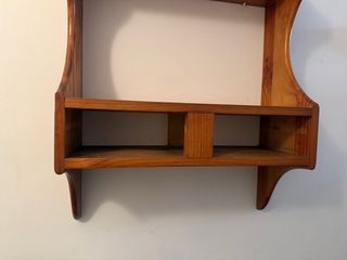 Estantería de madera rústica