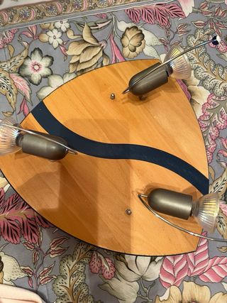 Lámpara de madera con detalles es muy bonita 
