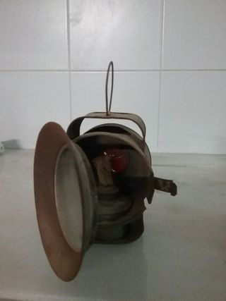 Farol antiguo y candil de aceite