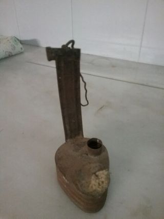 Farol antiguo y candil de aceite