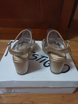 Sandalias doradas mujer
