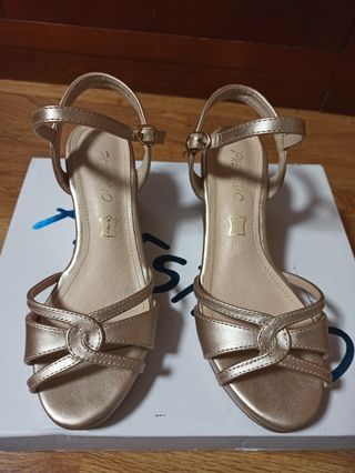 Sandalias doradas mujer