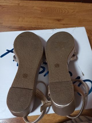 Sandalias doradas mujer