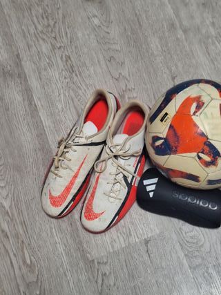 Botas de fútbol y balón Nike/Adidas