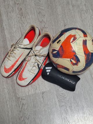 Botas de fútbol y balón Nike/Adidas