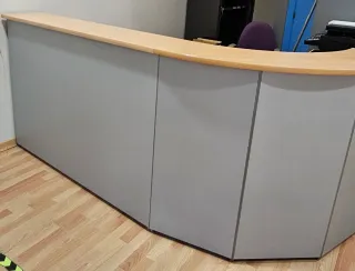 Banco reception curvo