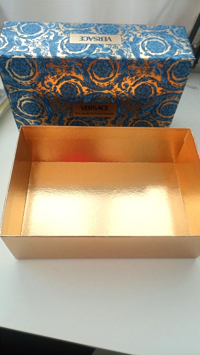 Scatola Versace in cartone rigido, blu e dorata.