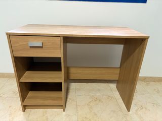 Scrivania in legno con cassetto e ripiani.