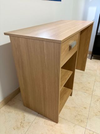 Scrivania in legno con cassetto e ripiani.