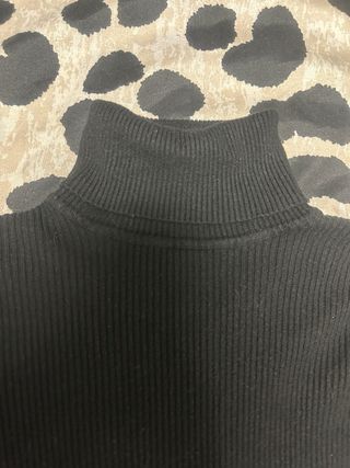 Jersey canalé cuello alto negro