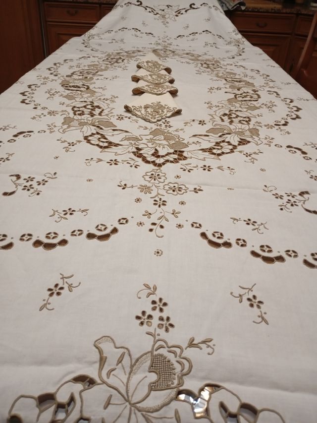 Mantelería bordada a mano en isla madeira
