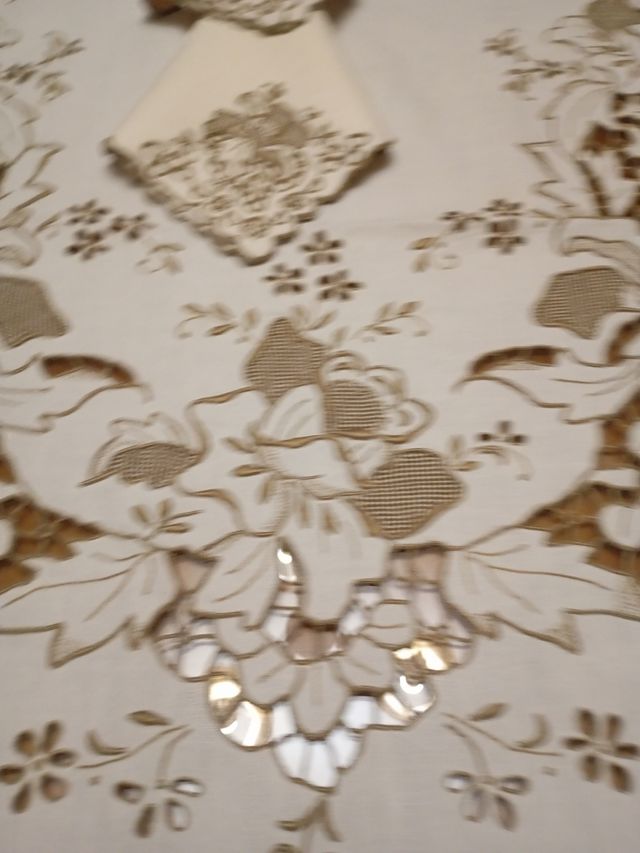 Mantelería bordada a mano en isla madeira