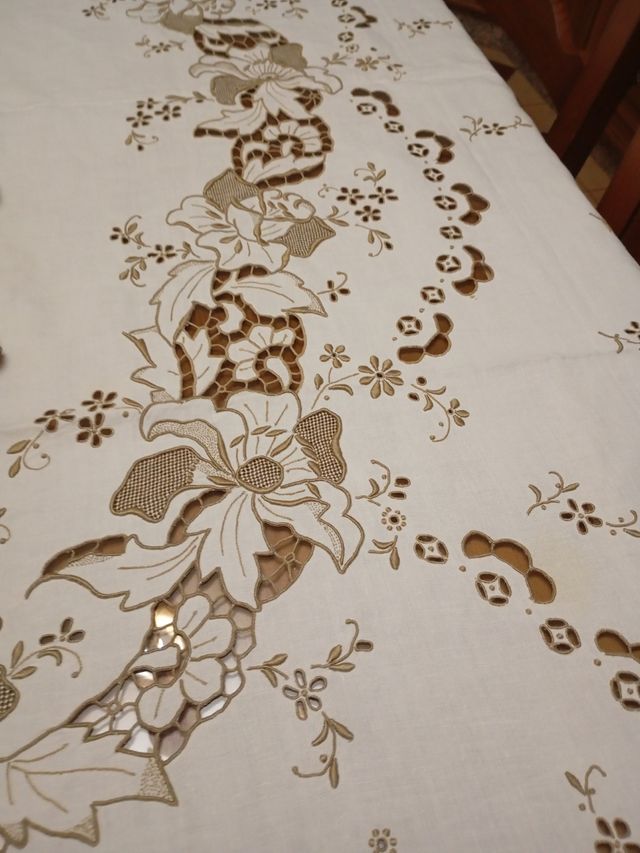Mantelería bordada a mano en isla madeira