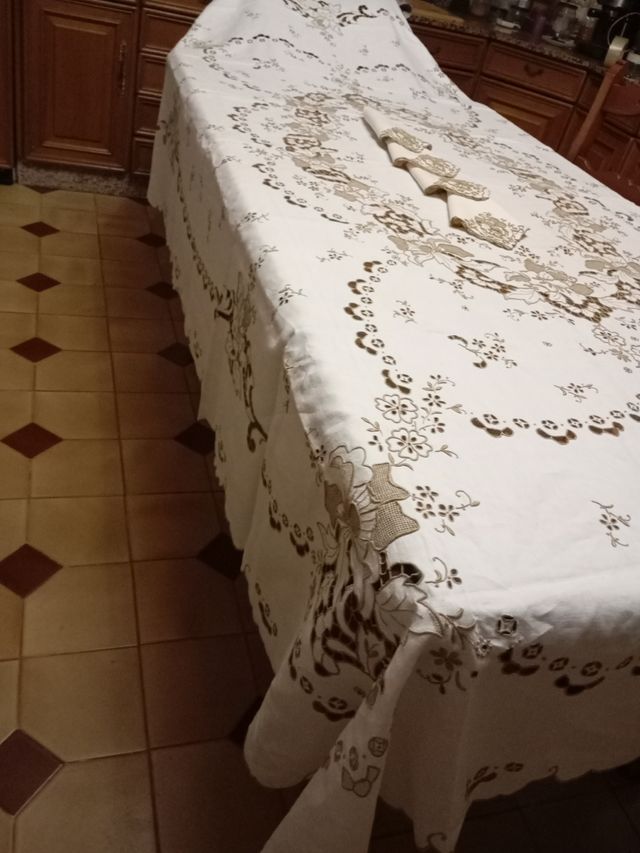 Mantelería bordada a mano en isla madeira