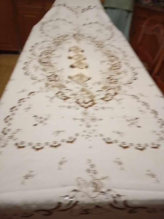 Mantelería bordada a mano en isla madeira