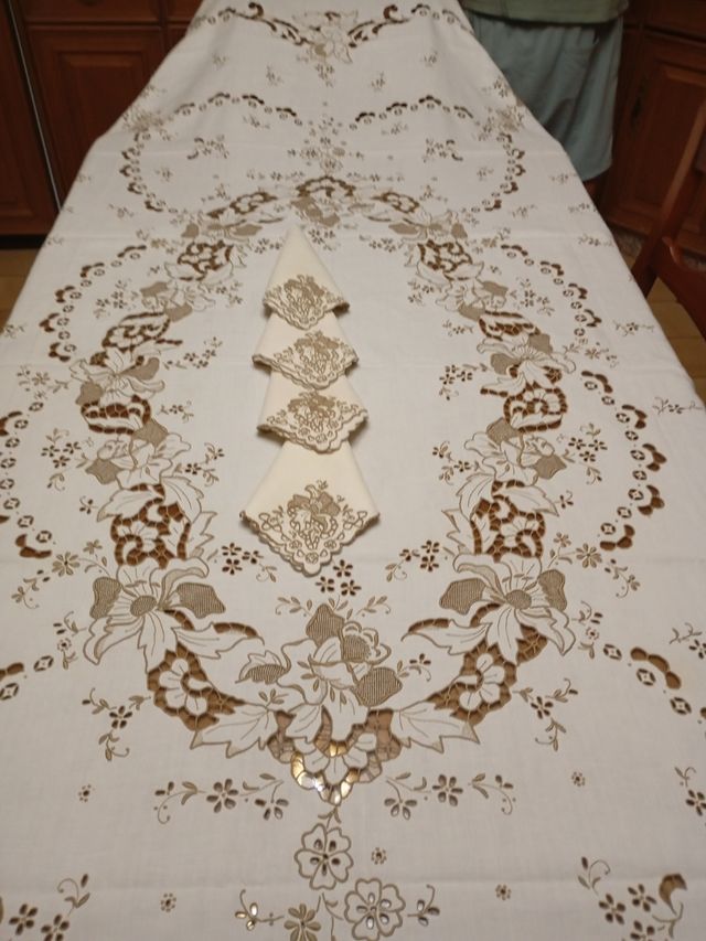 Mantelería bordada a mano en isla madeira