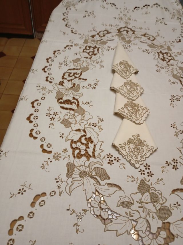 Mantelería bordada a mano en isla madeira