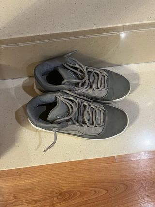 Zapatillas Jordan Grises y Blancas