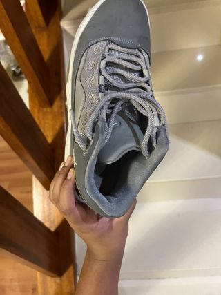 Zapatillas Jordan Grises y Blancas