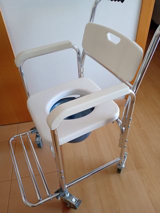 Silla WC ducha con reposapiés abatibles