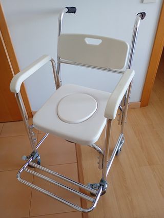 Silla WC ducha con reposapiés abatibles