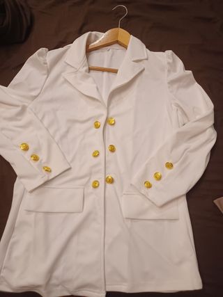 Chaqueta blanca con botones dorados
