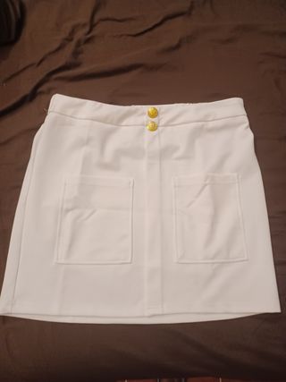 Chaqueta blanca con botones dorados
