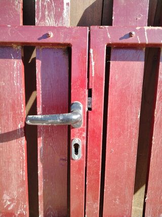 Puerta de hierro y madera 