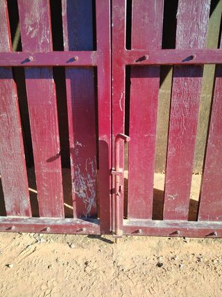 Puerta de hierro y madera 