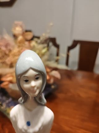 Figura mujer porcelana blanca Tengra