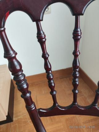 Silla de madera con asiento de mimbre