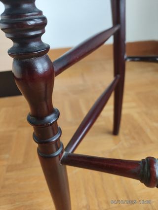 Silla de madera con asiento de mimbre