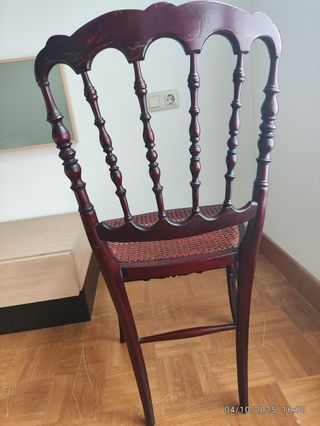 Silla de madera con asiento de mimbre