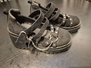 Zapatos de plataforma negros con cadena