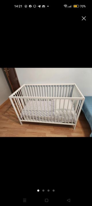 Cuna blanca de bebé