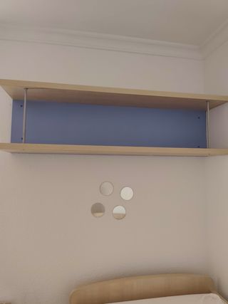 Estantería de madera azul y beige 