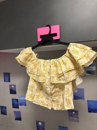 Blusa amarilla floral con volantes