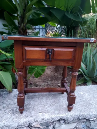 Mesita de noche madera con un cajón,tiene cristal