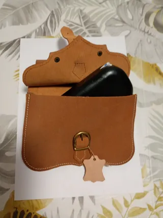 Bolso de piel con diseño de lobo