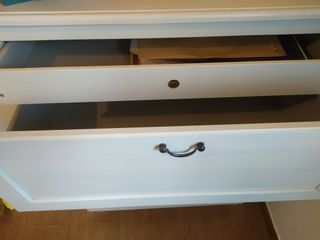 Cómoda gris de madera.