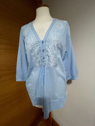 Blusa azul bordada