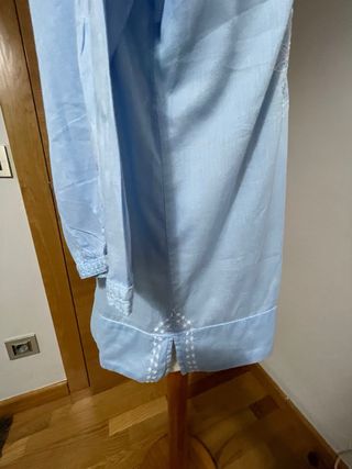 Blusa azul bordada
