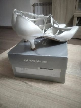 Zapatos de piel blancos roto cómodos