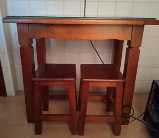 Mesa de cocina de madera con cristal.
