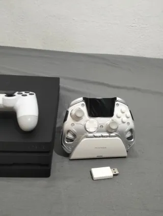 Consola PS4 Pro Negra + Mando Blanco + Mando Manba