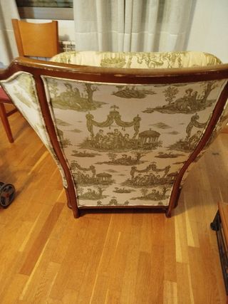 Sillón de tela con diseño clásico