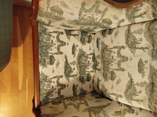 Sillón de tela con diseño clásico