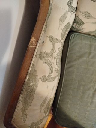 Sillón de tela con diseño clásico